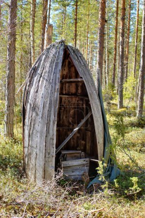 Verlassenes provisorisches Plumpsklo in den Wäldern Nordschwedens.