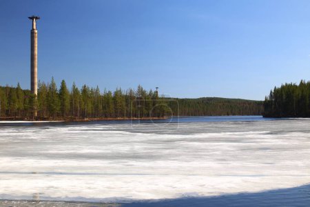 Schwedische Idylle mit schmelzendem Eis und alten Betonpfeilern im Wald.