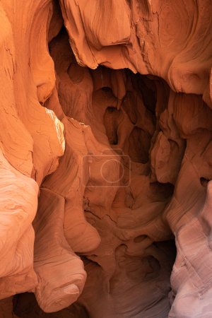 Foto de Deep red stone cave - Imagen libre de derechos