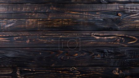 Cette image montre clairement des planches de bois noir carbonisé enrichies de reflets dorés, créant un contraste saisissant.