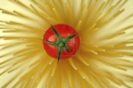 Foto de Espaguetis como fondo / marco completo y tomate cherry bodegón - Imagen libre de derechos