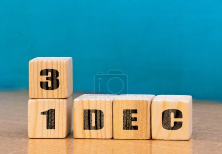 Foto de Calendario de forma de cubo para el 31 de diciembre en superficie de madera con espacio vacío para el texto, calendario de cubo para diciembre sobre fondo de madera - Imagen libre de derechos