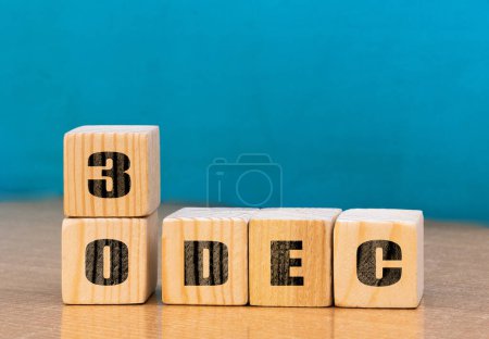Foto de Calendario de forma de cubo para el 30 de diciembre en superficie de madera con espacio vacío para el texto, calendario de cubo para diciembre sobre fondo de madera - Imagen libre de derechos