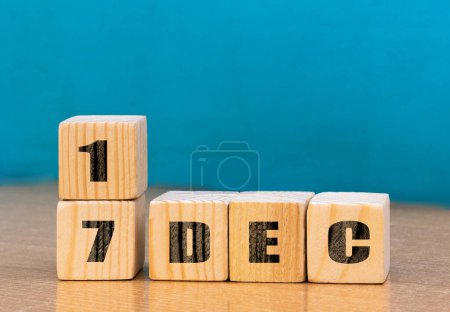 Foto de Calendario de forma de cubo para el 17 de diciembre en superficie de madera con espacio vacío para el texto, calendario de cubo para diciembre sobre fondo de madera - Imagen libre de derechos