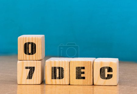 Téléchargez les photos : Calendrier en forme de cube pour décembre 07 sur surface en bois avec espace vide pour le texte, calendrier en cube pour décembre sur fond en bois. - en image libre de droit