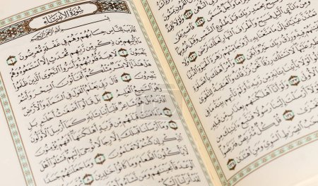 Foto de 19 diciembre 2022 El Sagrado Corán Surah Al Anbiya. El Corán es un libro sagrado islámico para musulmanes, el Sagrado Corán Surah Al Anbiya. El Corán es un libro sagrado islámico para musulmanes - Imagen libre de derechos