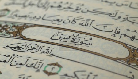 El Sagrado Corán comienza con un enfoque selectivo en el título del capítulo al comienzo del Capítulo 36, Ya Sin- "Ya Sin".