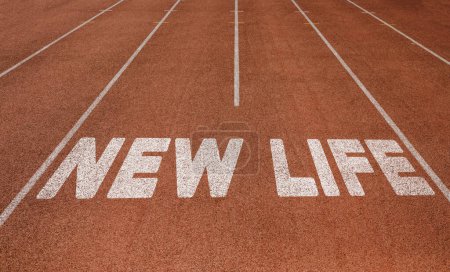 Foto de Nueva Vida escrita en pista de atletismo, Nuevo Concepto en pista de atletismo texto en color blanco - Imagen libre de derechos