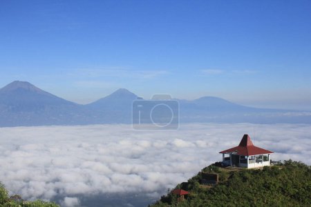 Téléchargez les photos : Lansdcape Andong Mountain Avec Ciel Bleu, Magelang Central Java Indonésie - en image libre de droit