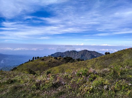 Téléchargez les photos : Paysage montagne avec ciel bleu - Mont Prau wonosobo, Java central - en image libre de droit