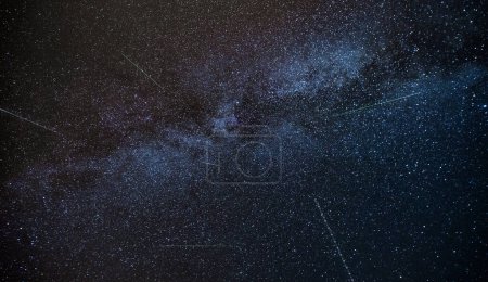 Téléchargez les photos : VALLÉE DE TUHINJ, SLOVÉNIE - 12 AOÛT 2023 : Douche de météores perséides, vue sur le ciel du soir depuis la vallée de Tuhinj en Slovénie - en image libre de droit
