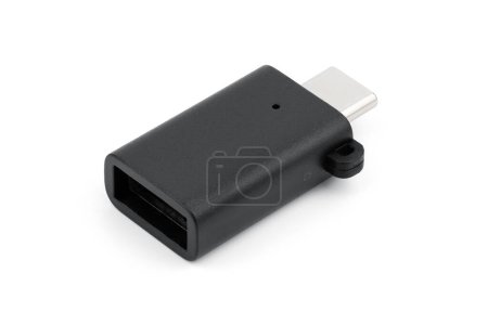 Foto de Un primer plano de USB OTG. Adaptadores tipo C a tipo A con aislamiento sobre fondo blanco. tecnología producto foto concepto. - Imagen libre de derechos