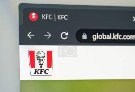 Foto de Dnipro, Ucrania 05.07.2023: KFC Kentucky Fried Chicken company logo icon on website. Foto de la página de inicio de KFC en una pantalla de monitor. - Imagen libre de derechos