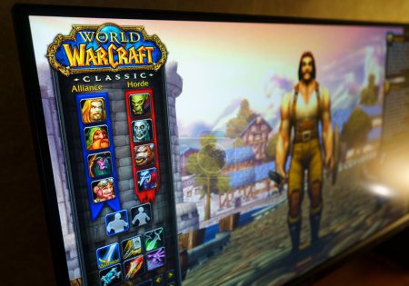 Téléchargez les photos : Dnipro, Ukraine 23.08.2023 : Gros plan sur le logo World of Warcraft lassic Hardcore. Écran de création de caractères. WoW est un jeu de rôle en ligne massivement multijoueur (MMORPG) sorti en 2004 Blizzard - en image libre de droit