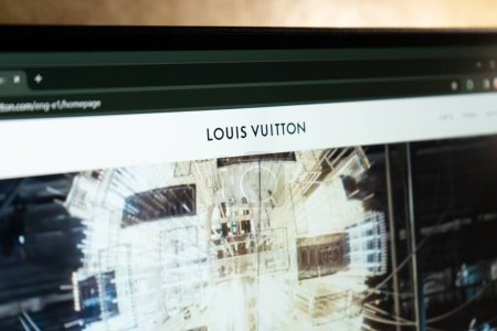 Foto de Dnipro, Ucrania 11.03.2024: La página web oficial de Louis Vuitton - casa de moda. Página de inicio del sitio web Louis Vuitton en la pantalla de la PC. Logotipo de Louis Vuitton en la página web - Imagen libre de derechos