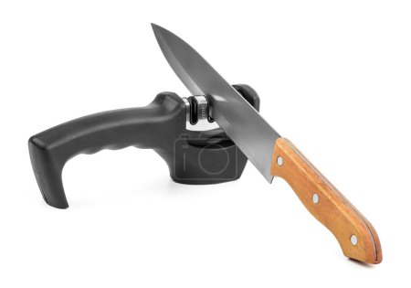 Messer mit Spitzer auf dem Tisch. Messer und Messerschärfer auf einer weißen Oberfläche. Küchengeräte isoliert auf weißem Hintergrund. Reversibler manueller Messerschärfer.
