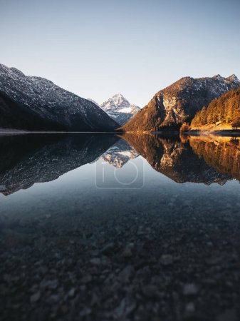 Malownicze górskie jezioro odbicia jesienią rano, Plansee, Tyrol, Austria 