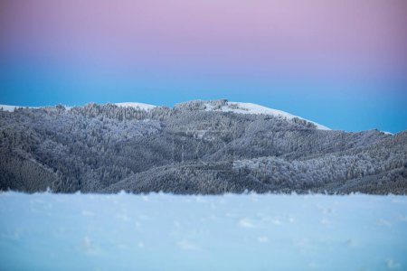 Téléchargez les photos : Magnifique coucher de soleil dans les montagnes enneigées - en image libre de droit