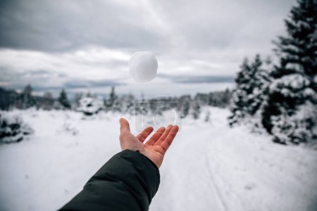 Téléchargez les photos : Homme main lâcher une boule de neige - en image libre de droit