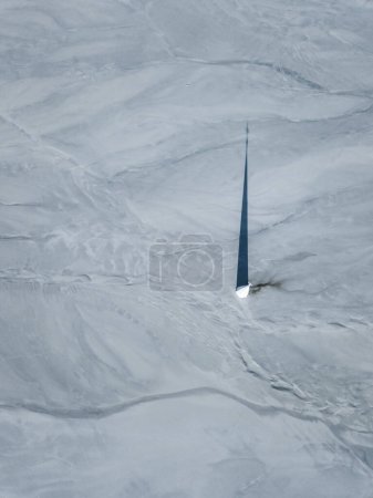 Foto de Escena apocalíptica aérea, torre de la iglesia con cruz enterrada bajo lodo y residuos tóxicos de la minería de cobre. Geamana, Rumania - Imagen libre de derechos