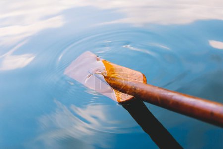 Foto de Close up of wooden paddle in the blue clear lake - Imagen libre de derechos