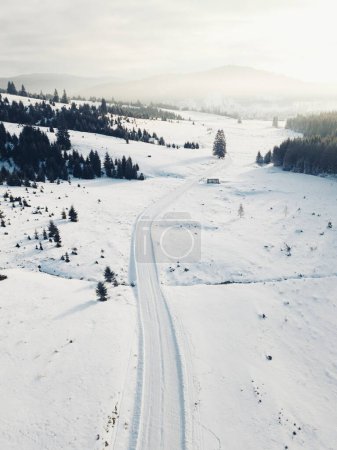 Foto de Winter road, aerial view - Imagen libre de derechos
