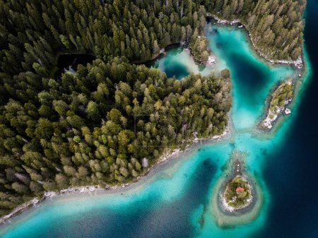 Foto de Aerial view of the Eibsee lake with islands and green trees on the lake shore. Germany, Bavaria - Imagen libre de derechos