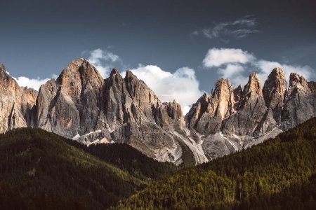 Téléchargez les photos : Nature Wallpaper of the Dolomities, Odle-Geisler mountains peaks - en image libre de droit