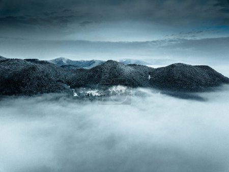 Foto de Hermoso paisaje con montañas y nubes - Imagen libre de derechos