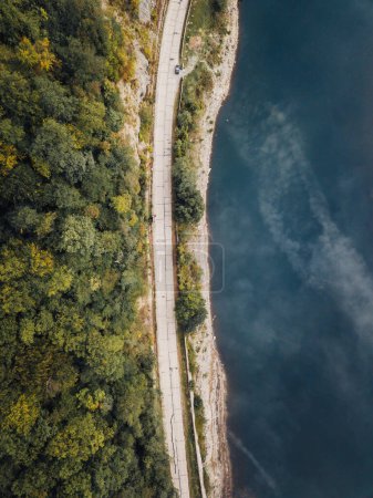 Téléchargez les photos : Aerial Drone Photograph of Dhrontalsperre Lake Surrounded with Beautiful Autumn Colors of the Forest - en image libre de droit
