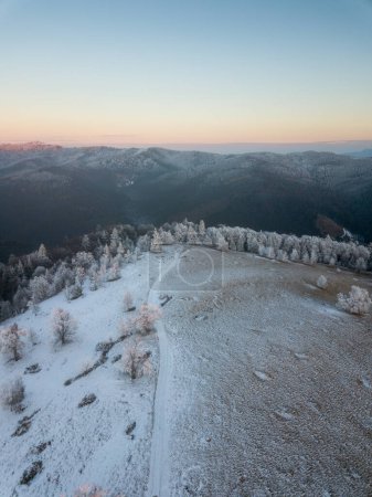 Téléchargez les photos : Winter view of the sunrise in the snow in the mountains - en image libre de droit