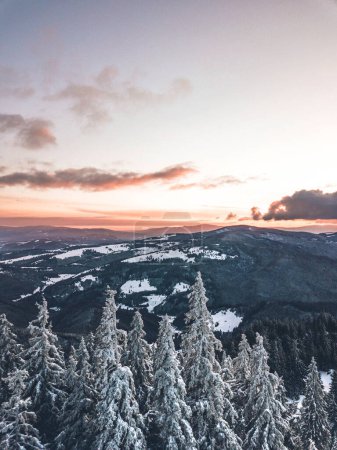Téléchargez les photos : Coucher de soleil d'hiver dans les montagnes Hasmas Roumanie. Paysage aérien coloré. - en image libre de droit