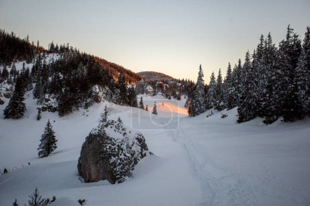 Téléchargez les photos : Panoramic winter sunset landscape in the mountains. - en image libre de droit