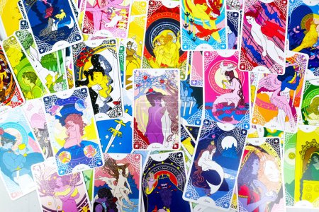Foto de Bangkok, thailand, 20 Jan 2023, tarot cards spreading flat lay, Star spinner tarot deck, major arcana, the lovers LGBTQ version the world, wheel of fortune, romance relationship forecast - Imagen libre de derechos
