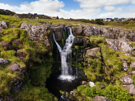 Téléchargez les photos : La cascade du Svartafoss à Torshavn, Îles Féroé - en image libre de droit