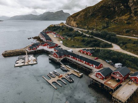 Téléchargez les photos : Maisons à Offersoykammen dans les îles Lofoten en Norvège - en image libre de droit