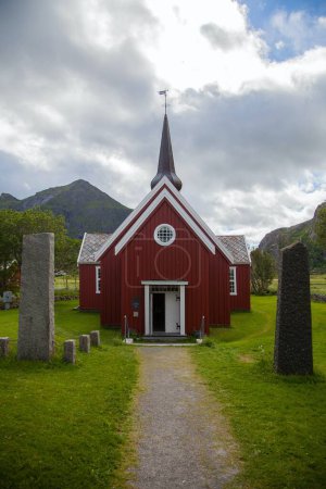 Téléchargez les photos : Eglise de Flakstad dans les îles Lofoten en Norvège - en image libre de droit