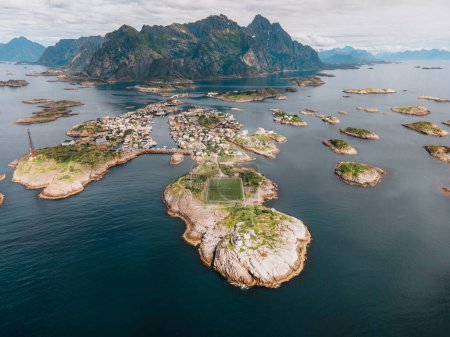Téléchargez les photos : Vues de Henningsvaer dans les îles Lofoten en Norvège - en image libre de droit