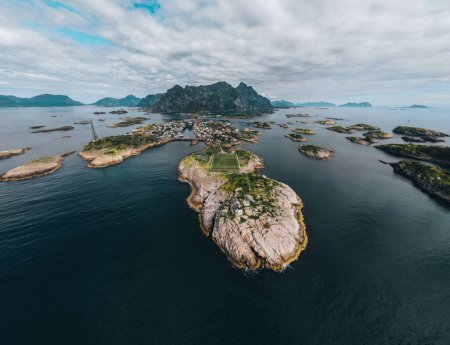 Téléchargez les photos : Henningsvaer dans les îles Lofoten en Norvège - en image libre de droit