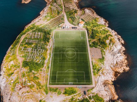 Téléchargez les photos : Vues sur le stade de football de Henningsvaer dans les îles Lofoten en Norvège - en image libre de droit