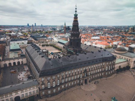 Téléchargez les photos : Château Christiansborg à Copenhague, Danemark par Drone - en image libre de droit