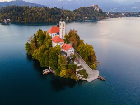 Vue par drone de l'église de pèlerinage de l'Assomption de Marie à Bled, Slovénie