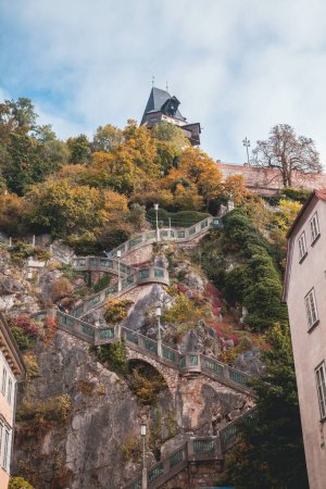 Téléchargez les photos : Ouhrturm Clock Tower walkway à Graz, Autriche - en image libre de droit