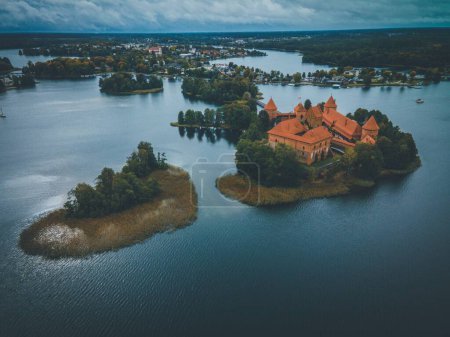 Téléchargez les photos : Château de l'île de Trakai par drone en Lituanie - en image libre de droit