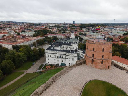 Téléchargez les photos : La tour du château de Gediminas par Drone à Vilnius, Lituanie - en image libre de droit
