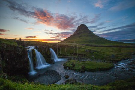 Téléchargez les photos : Kirkjufell et Kirkjufellsfoss dans la péninsule Snaefellsness en Islande - en image libre de droit
