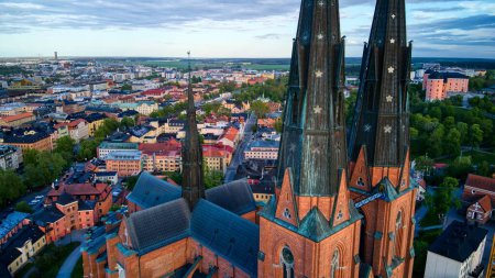 Téléchargez les photos : Cathédrale d'Uppsala en Suède par Drone - en image libre de droit