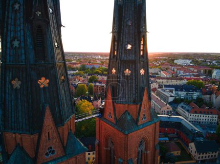 Téléchargez les photos : Cathédrale d'Uppsala à Uppsala, Suède au coucher du soleil - en image libre de droit