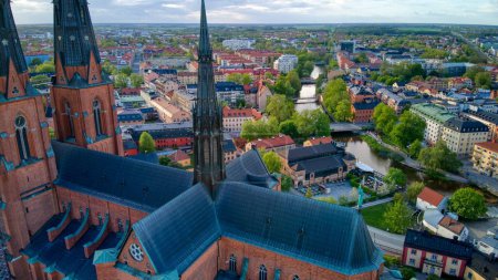 Téléchargez les photos : Cathédrale d'Uppsala Gros plan par drone à Uppsala, Suède - en image libre de droit