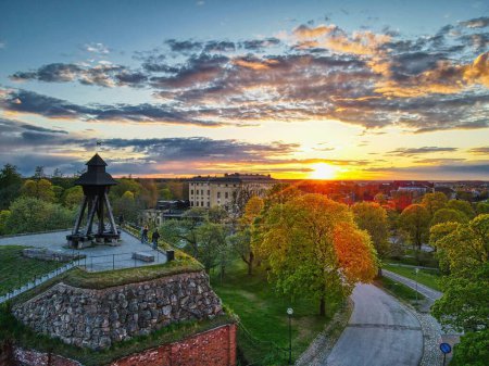 Téléchargez les photos : Gunilla Tower à Uppsala, Suède par Drone au coucher du soleil - en image libre de droit